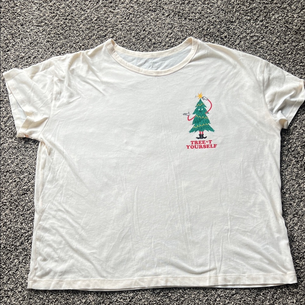 Old Navy Cream Women Short Sleeve Tee with Green Holiday Tree Graphic